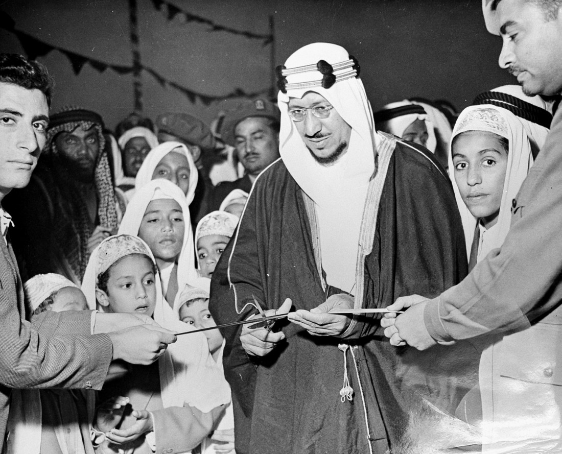 الملك سعود بن عبدالعزيز يفتتح إحدى المدارس في مدينة الدمام. (دارة الملك عبدالعزيز) 