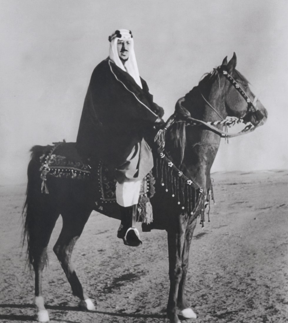 الملك سعود على ظهر حصانه. (دارة الملك عبدالعزيز)