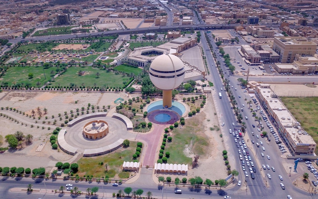 صورة جوية لمدينة بريدة ويظهر برج المياه ومركز الملك خالد الحضاري. (واس)