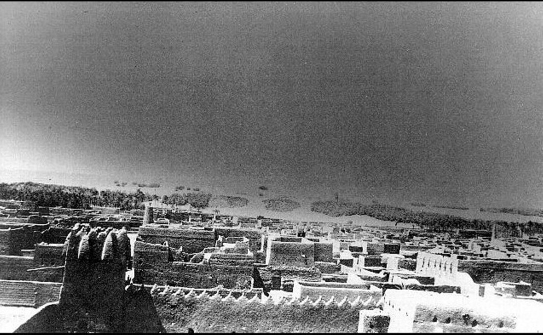 صورة من الأعلى على بريدة تظهر فيها البيوت الطينية المتقاربة. فيلبي. 1918م. (دارة الملك عبدالعزيز) 