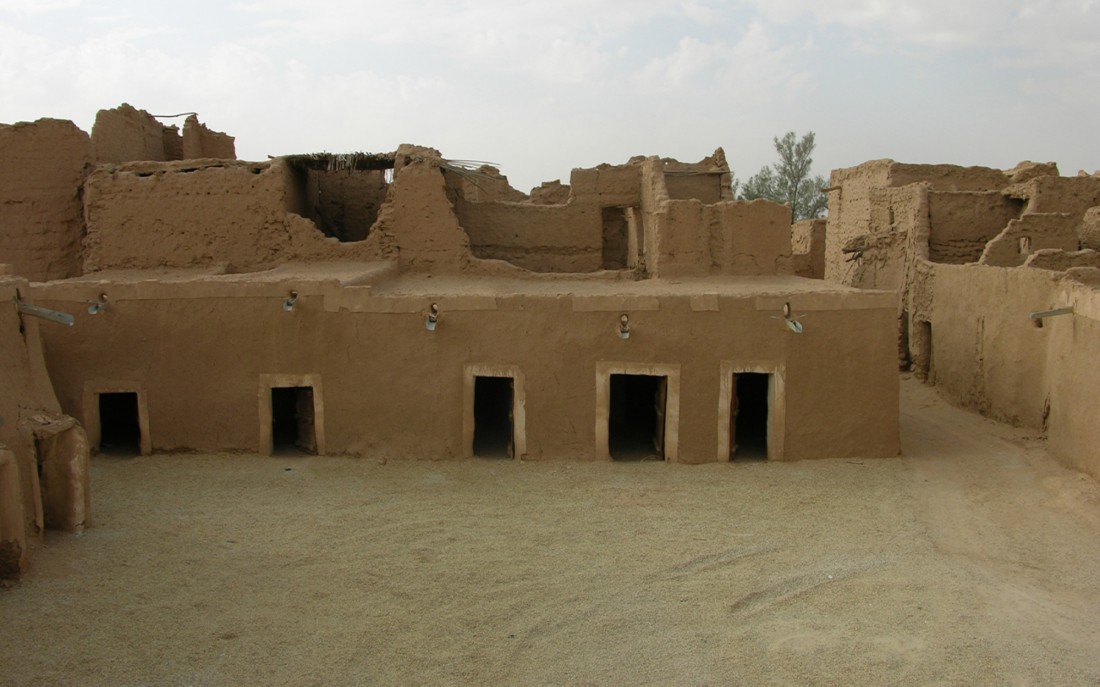 بيوت طينية أثرية في محافظة عيون الجواء التابعة لمنطقة القصيم. (دارة الملك عبدالعزيز)
 