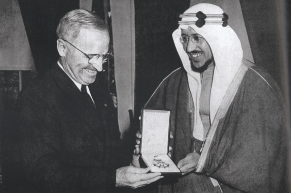 الملك سعود بن عبدالعزيز مع الرئيس الأمريكي هاري ترومان عام 1947م. (دارة الملك عبدالعزيز)
