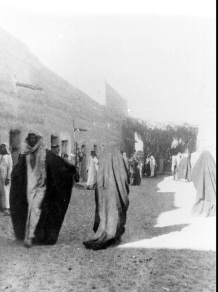 صورة من وسط سوق بريدة. فيلبي. 1918م. (دارة الملك عبدالعزيز)
