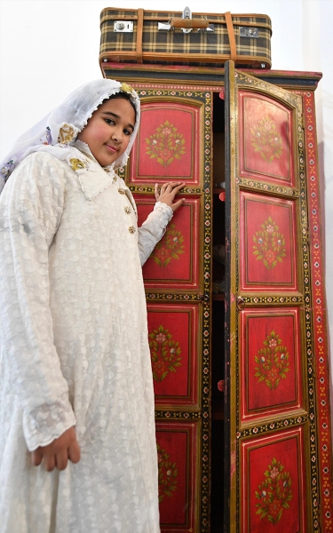 صورة لفتاة  بالزي الشعبي للمدينة المنورة ضمن المشاركين بالمهرجان الوطني للتراث والثقافة (الجنادرية). (واس)