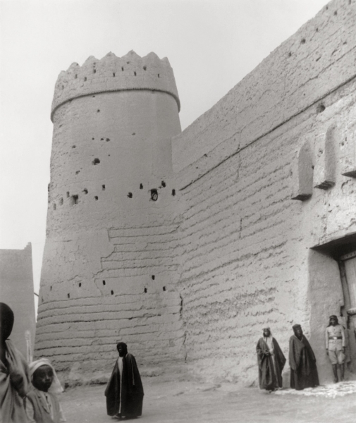 قلعة وبرج قصر المصمك الطيني في مدينة الرياض. جيرالد دي جوري. 1935. (دارة الملك عبدالعزيز)