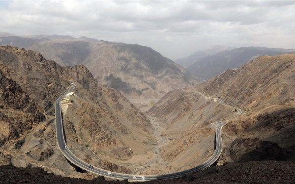 صورة من الأعلى لجزء من طريق عقبة ضلع في منطقة عسير بين الجبال. (واس)