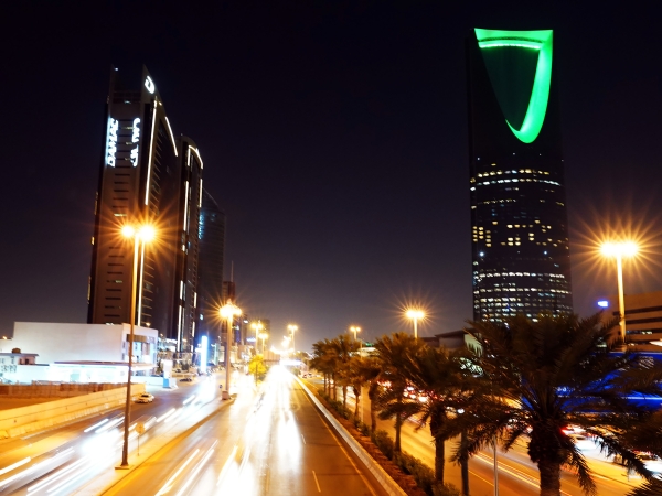 طريق الملك فهد في العاصمة الرياض ويظهر برج المملكة.