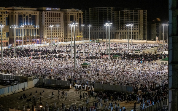 أعداد من المصلين في الساحات الخارجية للمسجد النبوي الشريف في المدينة المنورة. (واس)
 