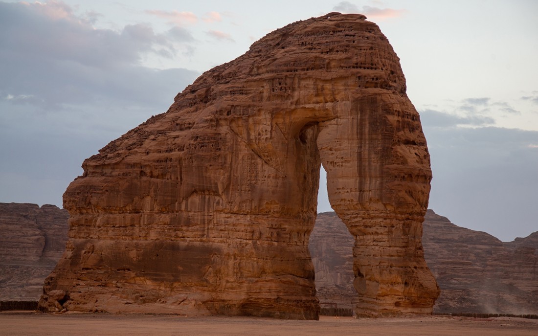 جبل الفيل أحد التكوينات الصخرية في محافظة العلا. (سعوديبيديا)