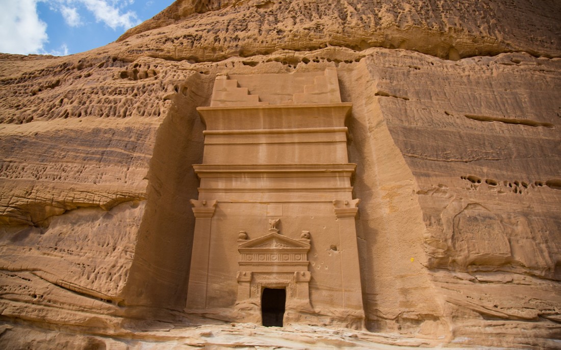 جبل البنات أحد المواقع الأثرية في الحِجر قرب العلا. (سعوديبيديا)
