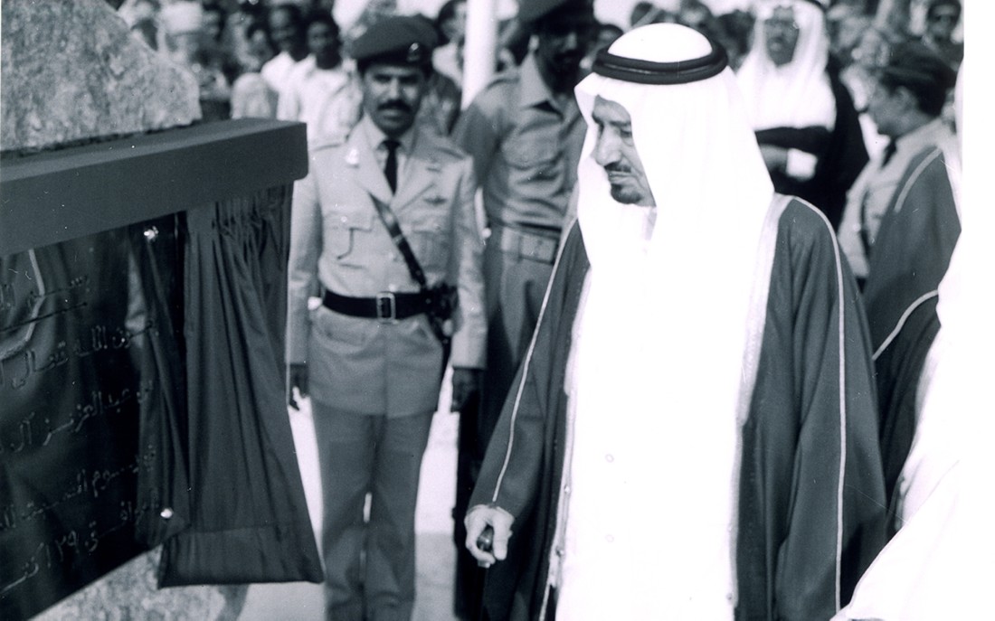 الملك خالد بن عبدالعزيز يرعى افتتاح موانئ الجبيل. ( دارة الملك عبدالعزيز)