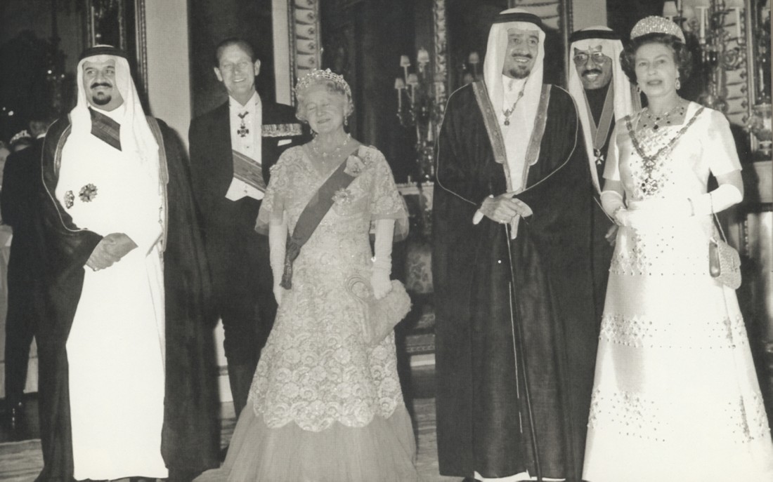 الملك خالد بن عبدالعزيز مع الملكة إليزابيث، والأمير سلطان بن عبدالعزيز، والأميرة مارجريت، والأمير فيليب دوق أدنبره. (دارة الملك عبدالعزيز)
