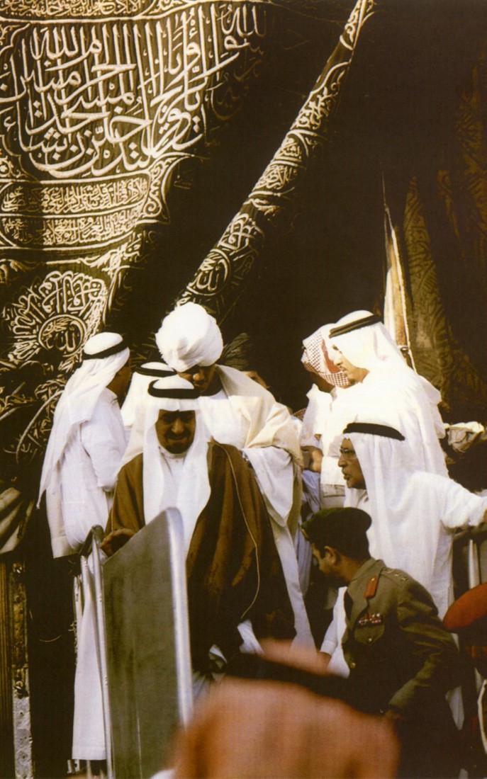 الملك خالد بن عبدالعزيز أثناء خروجه من الكعبة المشرفة في مكة المكرمة. (دارة الملك عبدالعزيز)