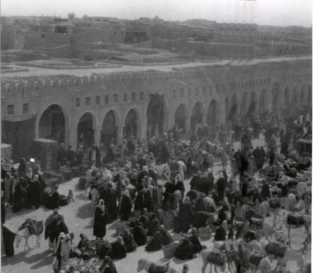 صورة تاريخية لسوق القيصرية في مدينة الهفوف. (دارة الملك عبدالعزيز)