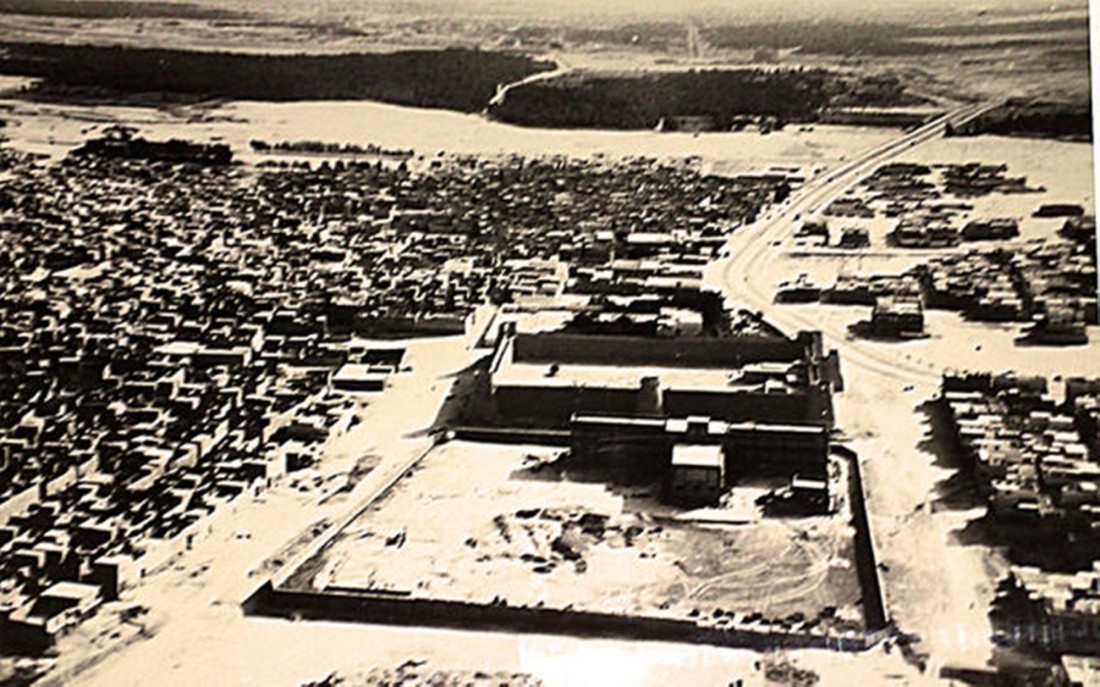 جوية لمدينة المبرز في الستينات الميلادية ويظهر في وسط الصورة قصر صاهود التاريخي. (دارة الملك عبدالعزيز)