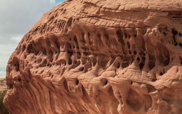 تشكلات صخرية في جبل أثلب شمال شرق الحِجر قرب العلا. (سعوديبيديا)