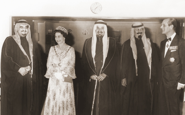 الملك خالد بن عبدالعزيز مع الملكة إليزابيث، والملك فهد بن عبدالعزيز، والملك عبدالله بن عبدالعزيز، والأمير فيليب دوق أدنبرة. (دارة الملك عبدالعزيز)