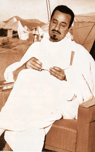 الملك خالد بن عبدالعزيز أثناء تأدية مناسك الحج. (دارة الملك عبدالعزيز)