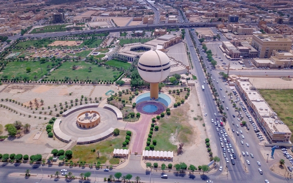 جوية لمدينة بريدة ويظهر برج المياه ومركز الملك خالد الحضاري. (واس)