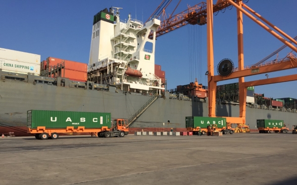  تنزيل الحاويات من إحدى السفن في ميناء الملك فهد الصناعي بالجبيل. (واس) 