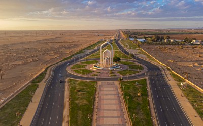 مجسم بوابة الشمال في مدخل مدينة تبوك. (واس)

