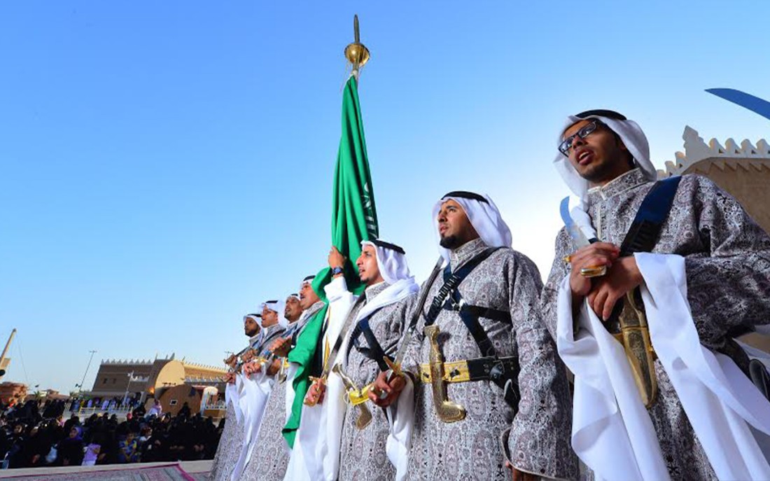 العلم في العرضة السعودية. (واس)