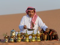مواطن يستعرض طريقة صناعة القهوة السعودية في الصحراء. (وزارة الثقافة)