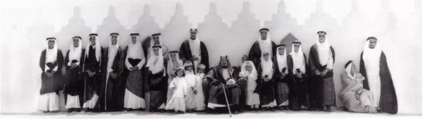 الملك المؤسس عبدالعزيز بن عبدالرحمن آل سعود مع عدد من أبنائه. (دارة الملك عبدالعزيز)