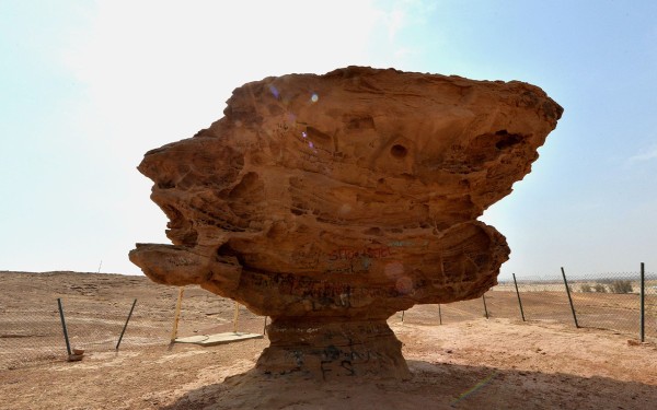 حصاة النصلة وتَُعرف باسم صخرة عنترة في محافظة عيون الجواء. (واس)