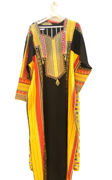 الأزياء الشعبية النسائية في منطقة الباحة. (دارة الملك عبدالعزيز)