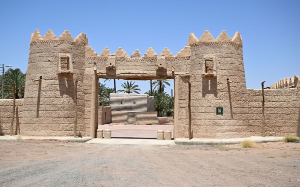 
بوابة الدخول إلى البلدة التراثية في محافظة الغزالة في منطقة حائل. (واس)

