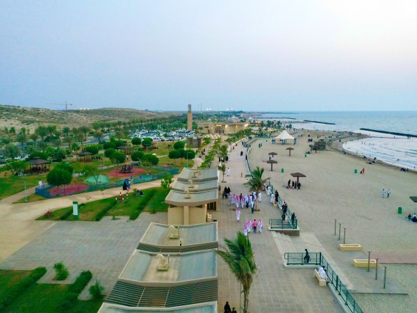شاطئ سياحي بمحافظة بيش بمنطقة جازان (سعوديبيديا).