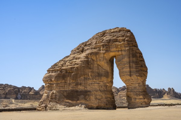 جبل الفيل في العلا، عبارة عن صخرة ترتفع 52 مترًا وتشبه شكل الفيل (وزارة الثقافة).
