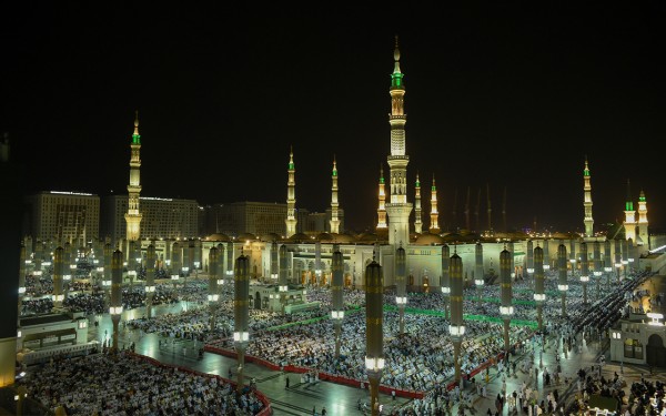 جموع من المصلين يؤدون صلاة قيام الليل في المسجد النبوي بالمدينة المنورة. (واس)