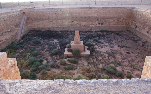 البئر المربعة من أشهر الآثار في قرية زبالا التابعة لمحافظة رفحاء ويعود تاريخه لـ1300 عام تقريبًا. (واس)