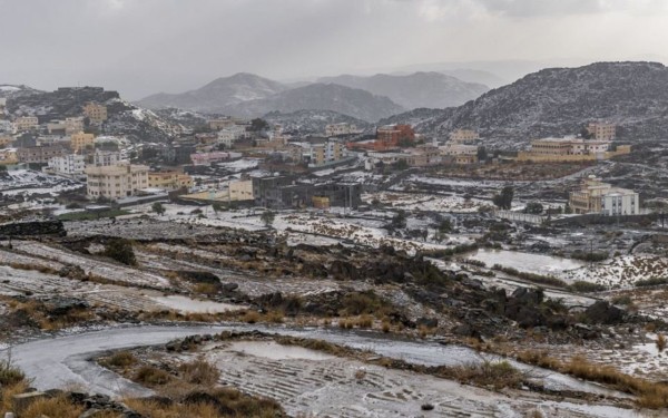 صورة لمحافظة القرى بالباحة أثناء تساقط الثلوج. (واس)
