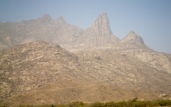 جبل شدا غرب المخواة في منطقة الباحة. (سعوديبيديا)