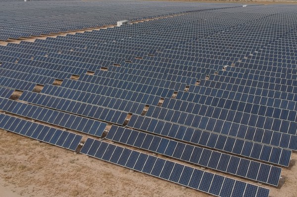 ألواح الطاقة الشمسية التابعة لمشروع تحلية المياه باستخدام الطاقة الشمسية. (رؤية السعودية 2030)