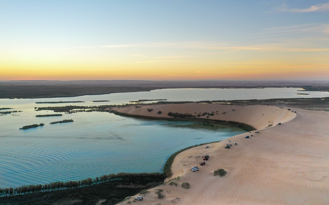 صورة جوية لبحيرة الأصفر في محافظة الأحساء. (سعوديبيديا)