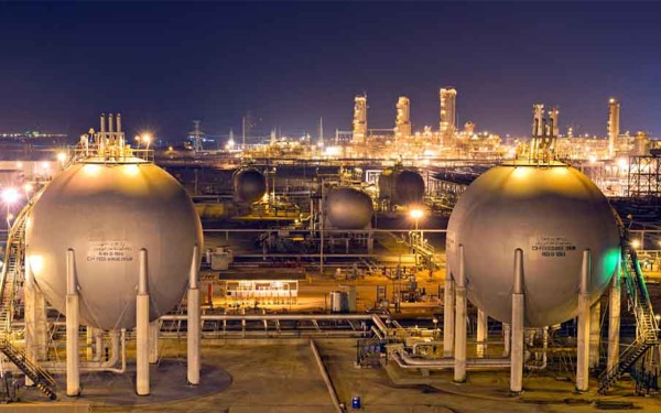 خزانات الغاز التابعة لمشروع شبكة الغاز الرئيسة في شركة أرامكو. (دارة الملك عبدالعزيز)