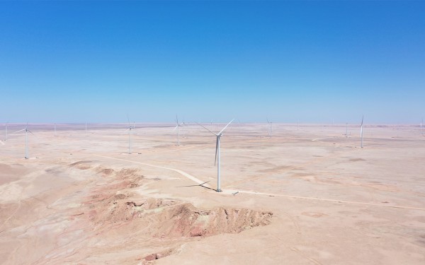 صورة جوية لمراوح "التوربينات" لتوليد الطاقة من الرياح في دومة الجندل في منطقة الجوف. (دارة الملك عبدالعزيز)
 