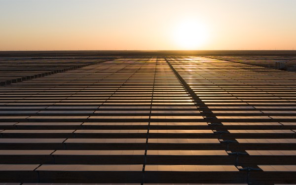 ألواح إنتاج الطاقة الشمسية في محطة سكاكا للطاقة الشمسية شمال السعودية. (المركز الإعلامي لرؤية 2030)
 