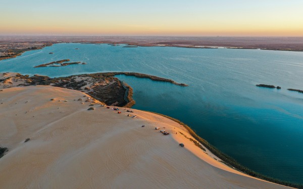 صورة جوية لبحيرة الأصفر في محافظة الأحساء بالمنطقة الشرقية. (سعوديبيديا)
