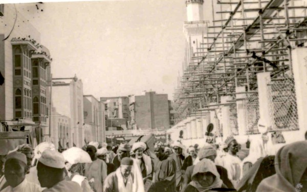 صورة تظهر أعمال التوسعة السعودية للمسجد النبوي عام 1971م. كتاب أنيس شوردي. (دارة الملك عبدالعزيز)