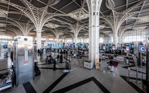 الصالة الداخلية لمطار الأمير محمد بن عبدالعزيز الدولي بالمدينة المنورة. (واس) 