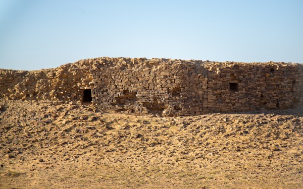 سور تيماء الأثري الذي بني باستخدام الحجارة واللبن والطين. (سعوديبيديا)