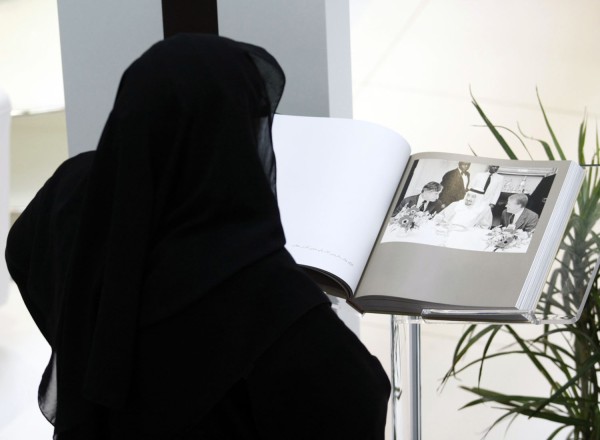 سيدة تطالع كتابًا في معرض الرياض الدولي للكتاب. (سعوديبيديا)