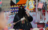 صورة لامرأة تحيك السدو في أحد المهرجانات. (واس)