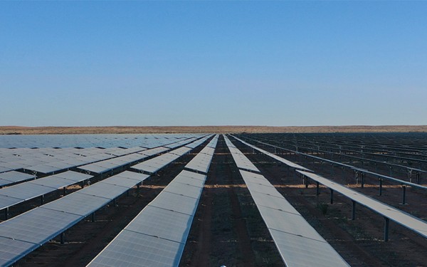 إحدى محطات الطاقة الشمسية في السعودية. (واس)