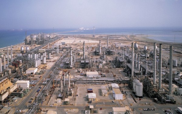 صورة للمصانع في مدينة الجبيل الصناعية. (دارة الملك عبدالعزيز)